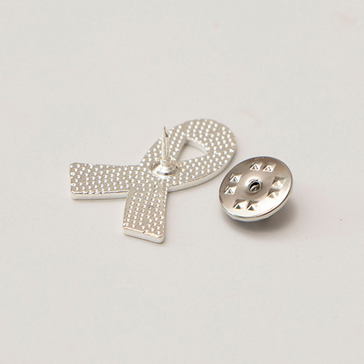 Spilla con spille smaltate a n - Men Accessories Online recensione e prezzo